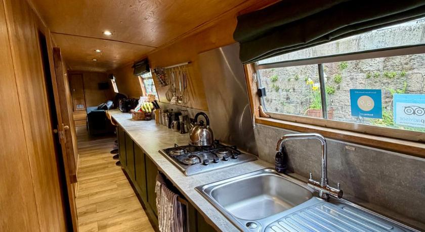 Image of Deluxe Houseboat 7