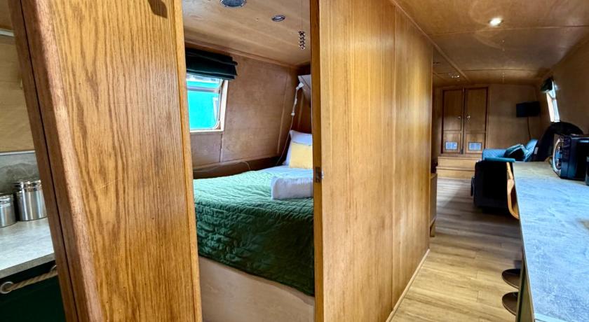 Image of Deluxe Houseboat 13