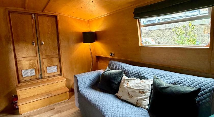 Image of Deluxe Houseboat 17