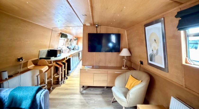 Image of Deluxe Houseboat 3