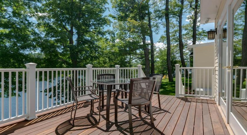 Lakehouse Inn photo