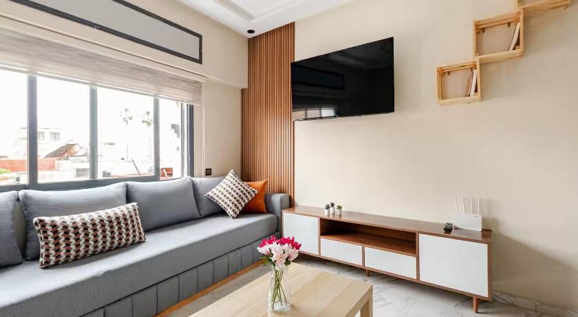 New Apt - Steps to Old City & Beach - Wi-Fi & Desk