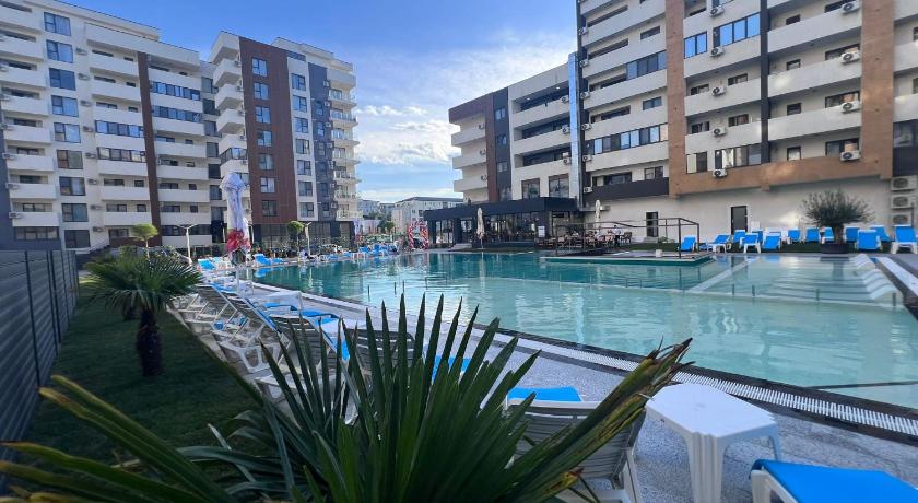85th Pool View Studio