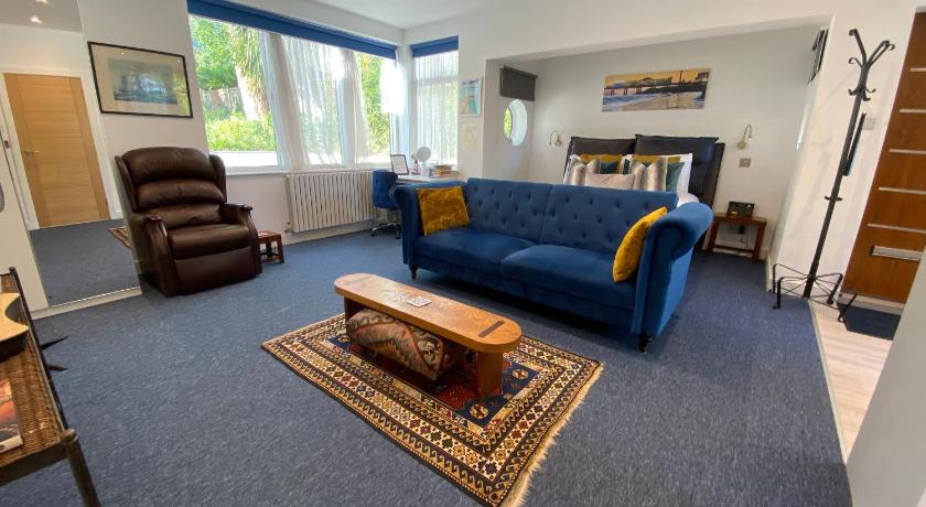 Comfy, Peaceful Flat, Free Off Street Parking!