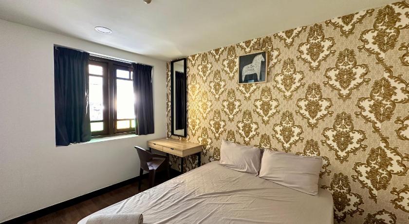 Image of Deluxe Queen Room 1