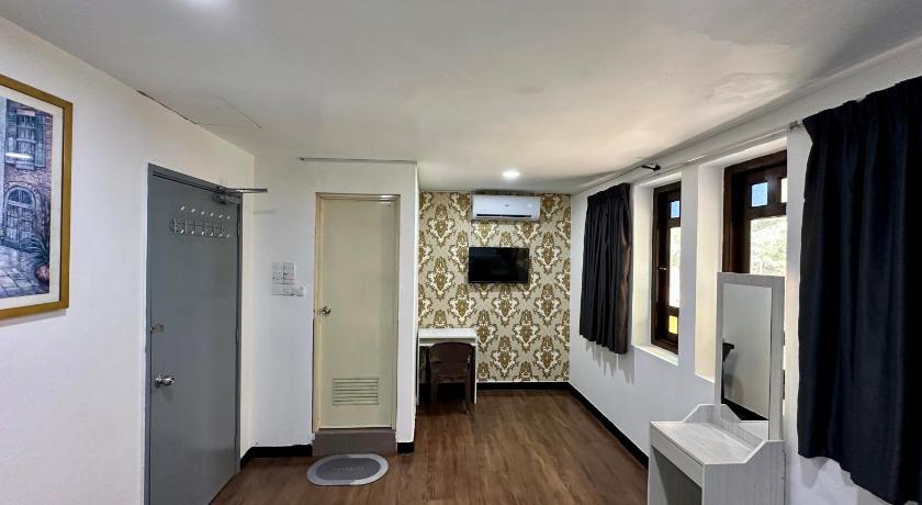 Image of Triple Room with View 1