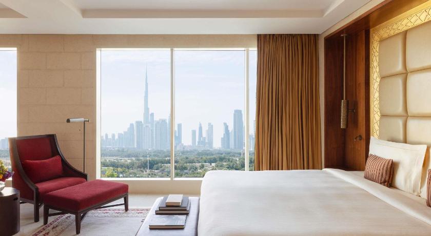 Image of Landmark Suite with Terrace, Skyline View & Club Lounge Access - including Daily Breakfast, Evening Drinks & Canapes 7