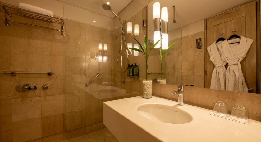 รูปของSuperior Room with Balcony and Pool View 2