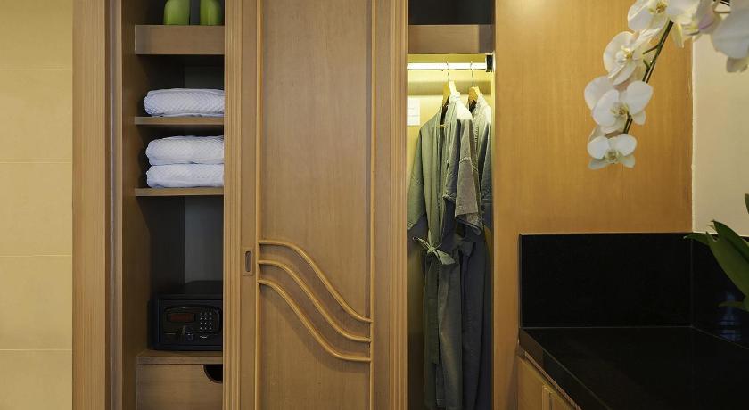 Image of Corner Suite with 1 King Bed, Executive Lounge Access 11