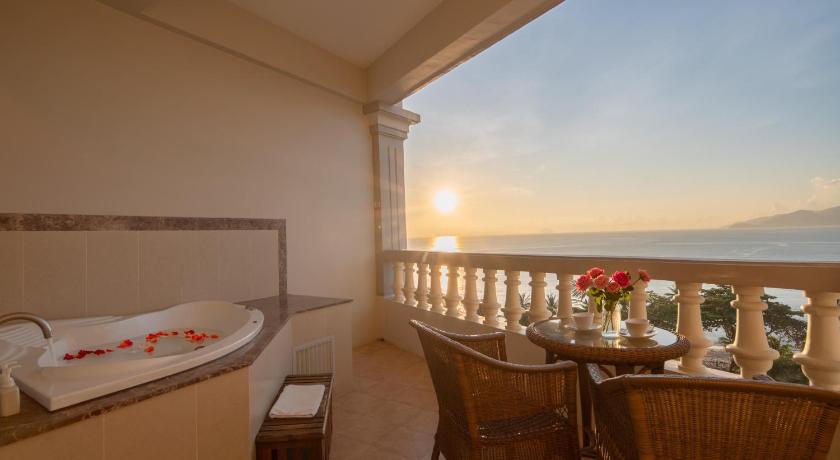 Image of Junior Suite Ocean Front King 12