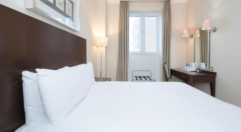 Image of Family Room with Double and Single Beds 5