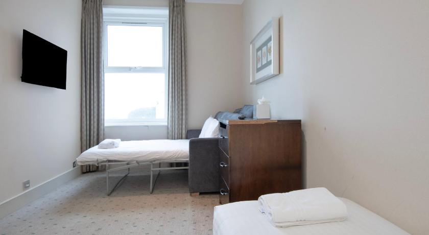 Image of Family Room with Double and Single Beds 9