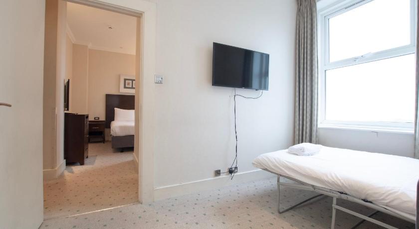 Image of Family Room with Double and Single Beds 7