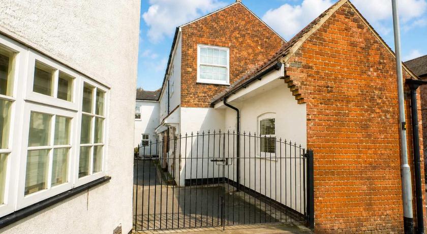 Large Apartments next to East Midlands Airport with Free Gated Parking!