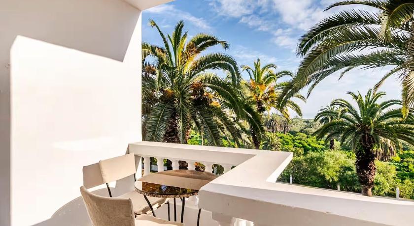 City Center Apt With a Stunning Beach View & WiFi