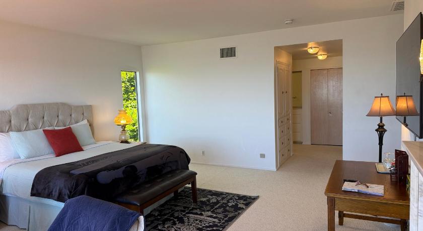 Image of Deluxe Double Room with Balcony and Sea View 16