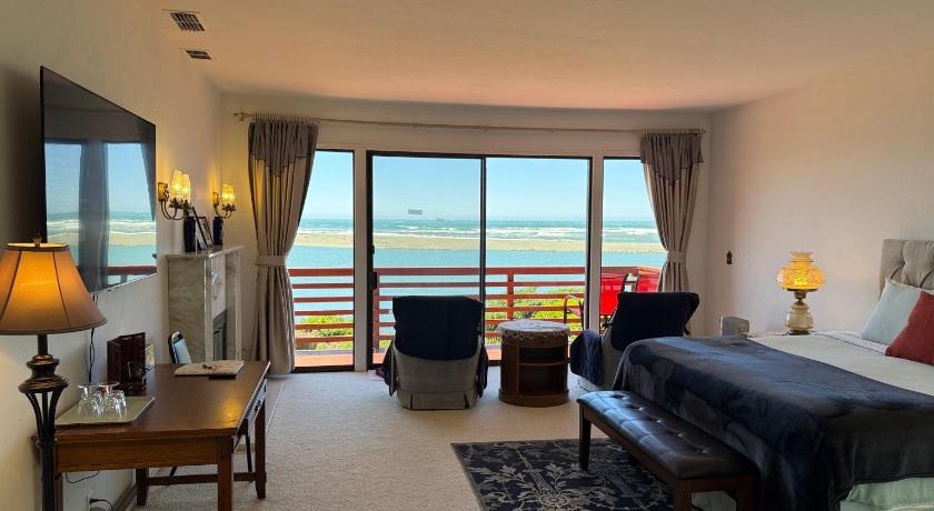 Image of Deluxe Double Room with Balcony and Sea View 13