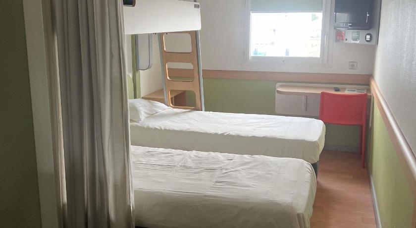 Image of Triple - Room For 3 People With 3 Single Beds. 16