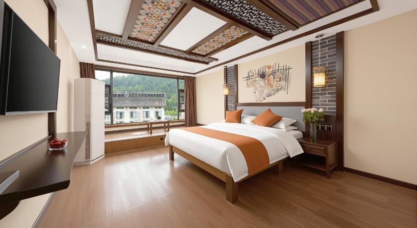 Zhangjiajie Lissen Hotel -5 min to Forest Park East Gate & Tour Tickets-Romantic Mtn View Room Hotel suite