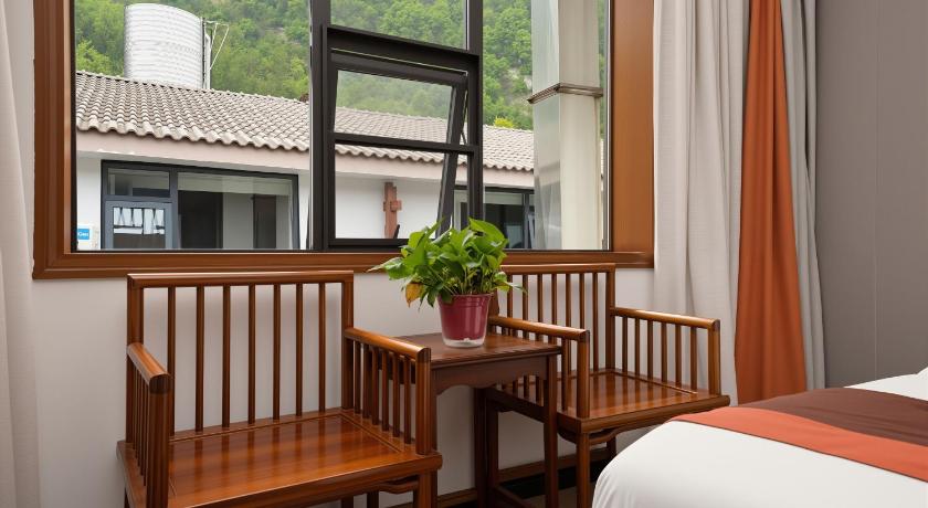Zhangjiajie Lissen Hotel -5 min to Forest Park East Gate & Tour Tickets-Romantic Mtn View Room Hotel room