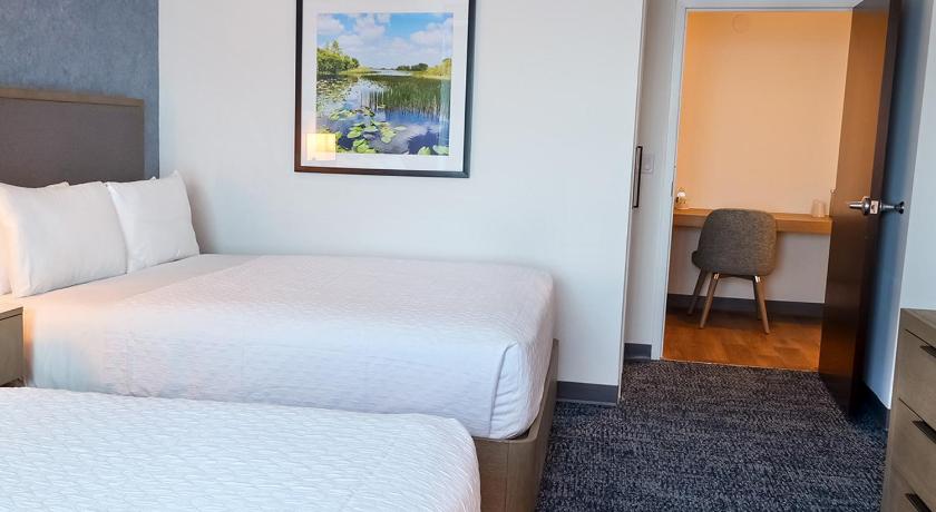 Image of Deluxe Double Queen Suite 1