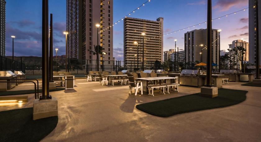 17FL Fully Renovated, 5 mins to Beach with Parking