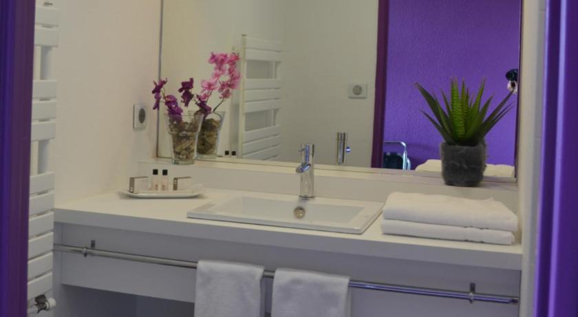 a bathroom with a white sink and white towels, Hotel de Guyenne in Bordeaux