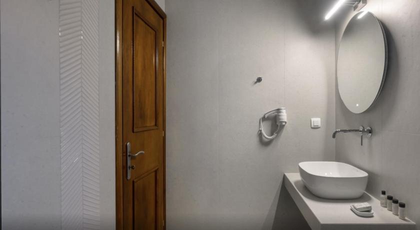 Image of Studio (2 Adults) 9