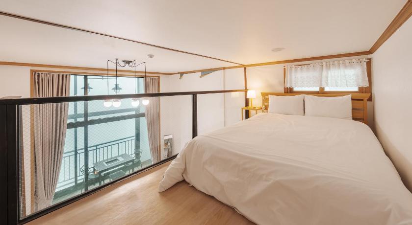 Image of One-Bedroom House 6 3