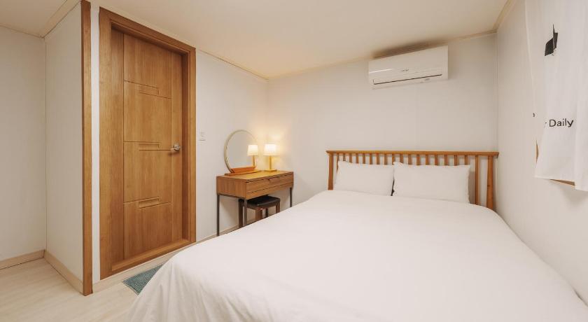 Image of One-Bedroom House 2 6