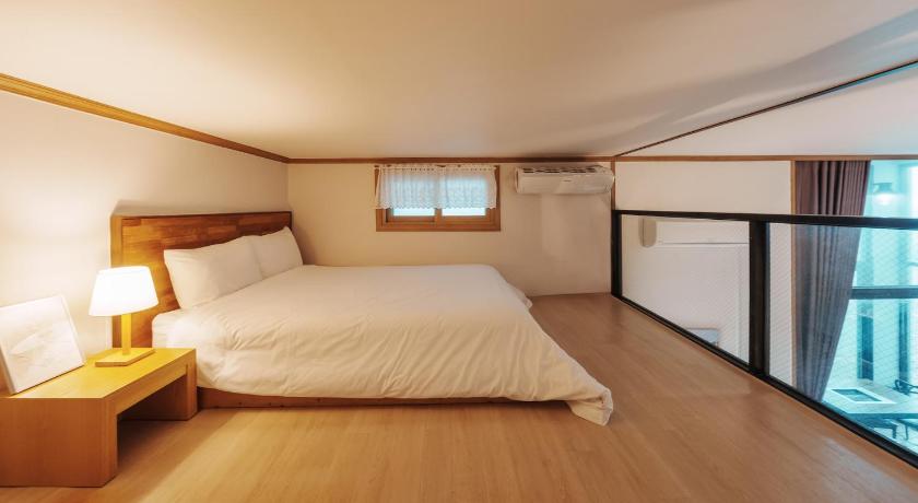 Image of One-Bedroom House 2 4