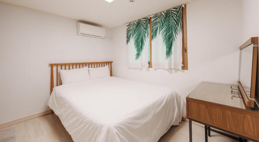 Image of One-Bedroom House 3 7