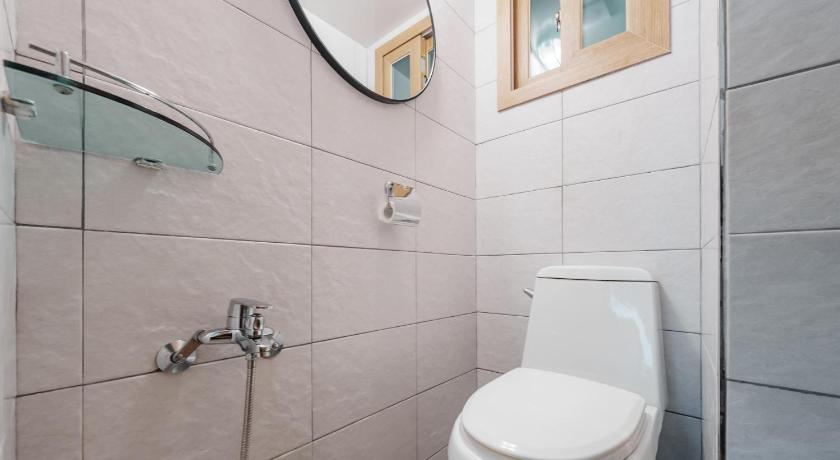 Image of One-Bedroom House 3 9