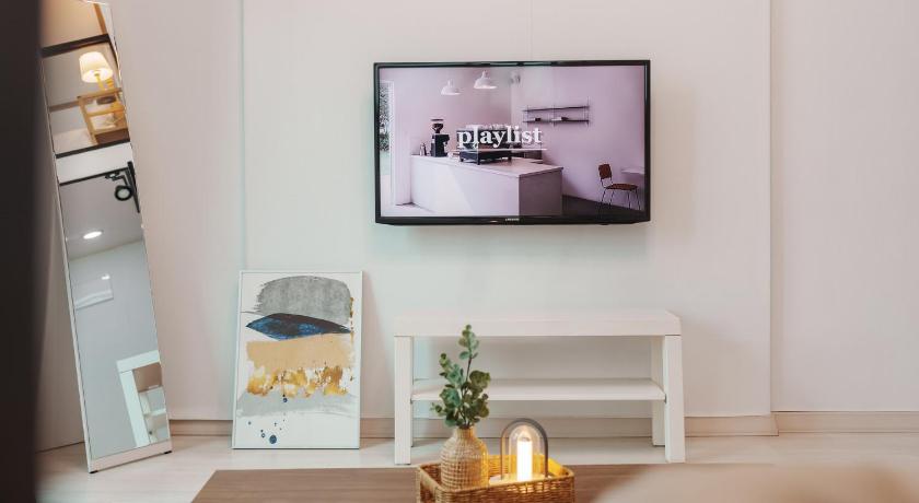 Image of One-Bedroom House 6 4