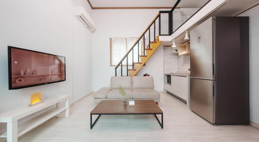 Image of One-Bedroom House 7 3
