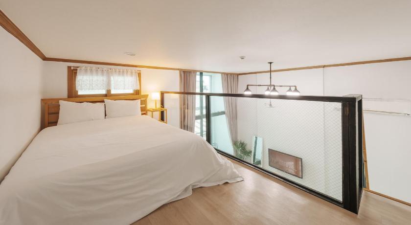 Image of One-Bedroom House 7 1