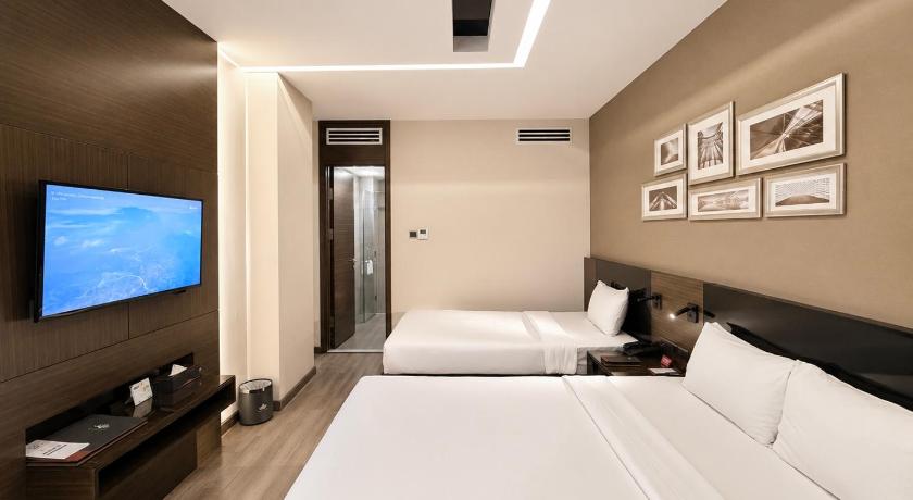 Image of Superior Triple Room with One Queen and One Single Bed 0