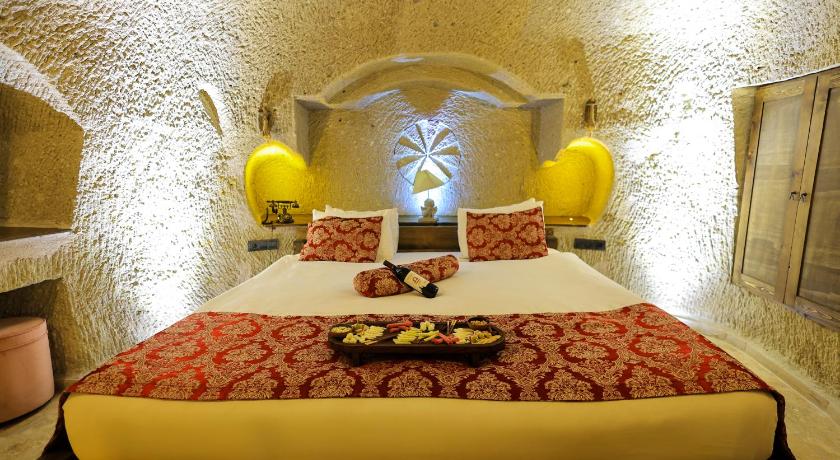 Immagine di Suite con Vasca Idromassaggio (Suite with Hot Tub) 0