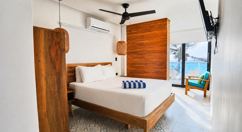 Image of Double Room with Balcony and Sea View 0