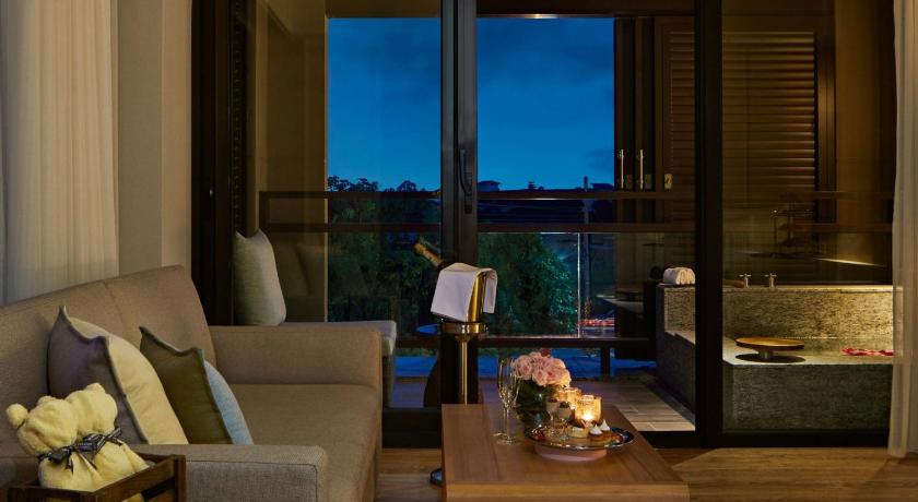 Image of honeymoon suite, 1 bedroom studio suite, 1 king, corner room, balcony 4