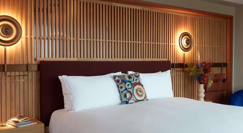 Image of STUDIO PANORAMA VIEW, 1 King, Corner Junior Suite, River Seine and Eiffel Tower view 10