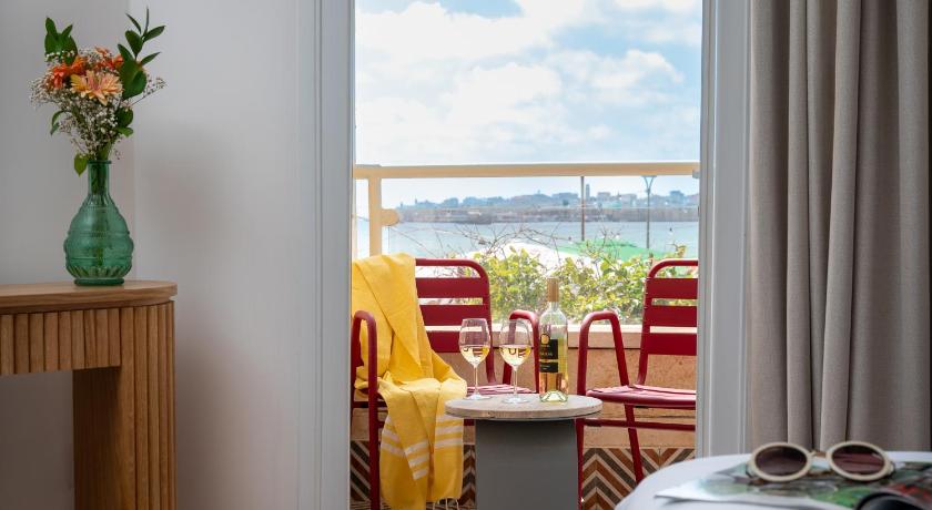 Image of Deluxe Double or Twin Room with Sea View 1