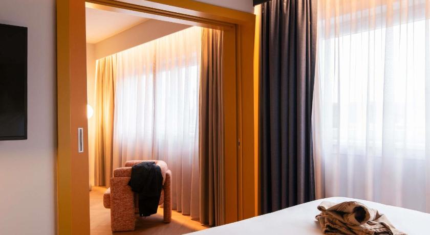 Gambar TRIBE Apartment with 1 double bed and separate living room 12
