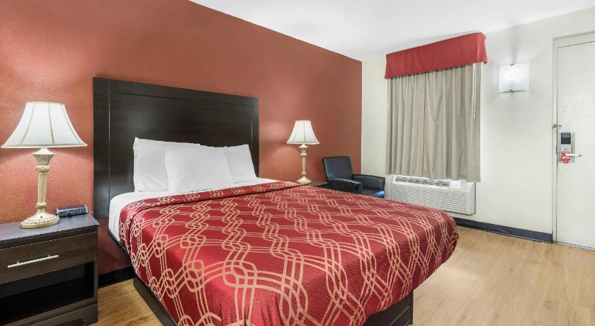 Image of 1 Queen Bed, Nonsmoking 4