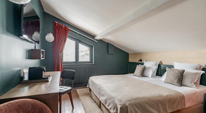 Image of Classic Attic Room without balcony 0