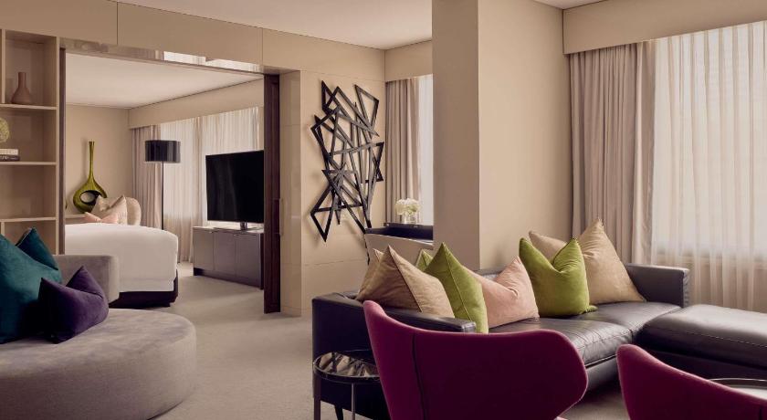 รูปของSIGNATURE SUITE Club Access, King Bed, Separate Lounge, City View High Floor, Luxury Amenities 3
