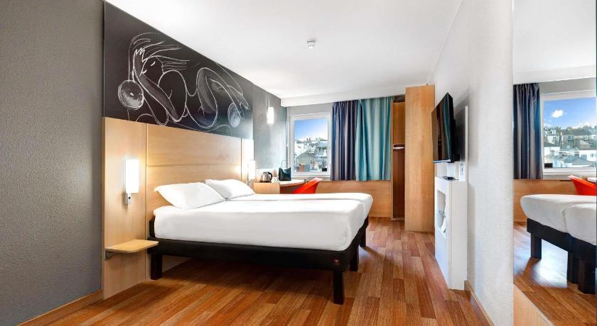 Gambar Standard Twin Room With 2 Single Beds 0