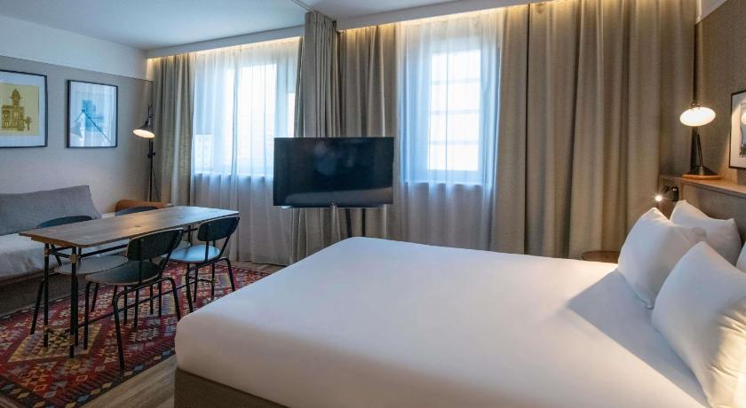 Image of Superior suite with 1 double bed and day bed 8