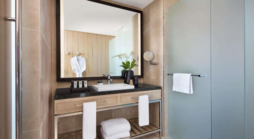 Image of SUPERIOR ROOM, 1 King Size Bed, Premium Bath, Darling Harbour View 2
