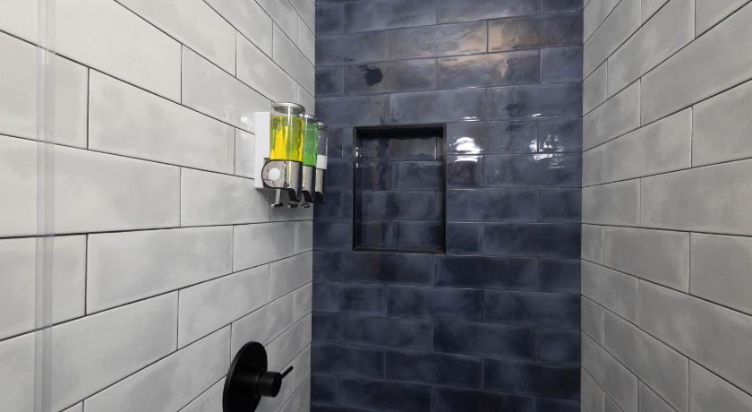 Image of queen room with private bathroom 8